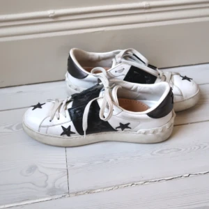 Valentino sneakers  - Valentino skor, använda men i gott skick! Dustbag och extrasnöre finns!