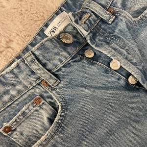 Knappt använda så i väldigt gott skick, säljs pågrund av att de blivit försmå. Dessa jeans är väldigt svårt att få tag på då de är slut på Zaras hemsida! Köparen står för frakten!💗