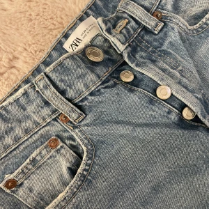 Zara mid rise straight jeans - Knappt använda så i väldigt gott skick, säljs pågrund av att de blivit försmå. Dessa jeans är väldigt svårt att få tag på då de är slut på Zaras hemsida! Köparen står för frakten!💗