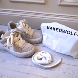 Naked wolfe sneakers - Ascoola skor från naked wolfe! Slutsålda. Väldigt gott skick, använda ca 2-3 gånger. Nytt snöre och dustbags finns.