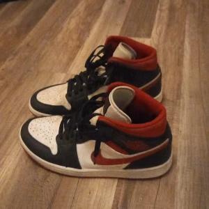 Jordan 1 - Säljer ett par jordan1 gym red dem är lite creasade men annars ett bra skick. Har tyvärr ingen box kvar,eftersom jag byta dem med en kompis. Nypris 3200kr