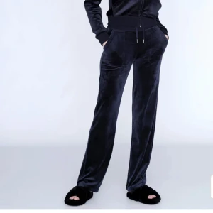 Juicy Couture  - Säljer mina juicy byxor, då jag inte använder dem längre, kom privat för mina egna bilder på byxorna 