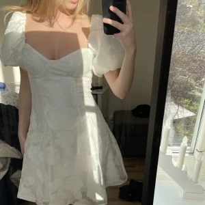 Studentklänning - En helt fantastisk klänning från NA-KD. Tänkte ha denna som studentklänning men säljer då jag hittat en annan. Köpt för 499. Aldrig använd!💐