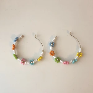 Hippie-örhängen - Fina hoop örhängen med blommor! Köpta från Urban Outfitters, aldrig använda. Hippie inspirerade <3