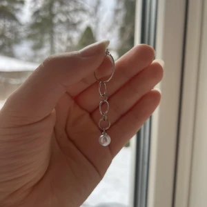 Örhängen - Säljer dessa supersnygga örhängena i silve, de är nickeltestade och godkända, kommer börja sälja liknande i framtiden så spara denna annons om ni är intresserade💓 priset gäller för båda två🫶🏻 Fraktalternatvi: spårbar 54kr eller inte 15kr