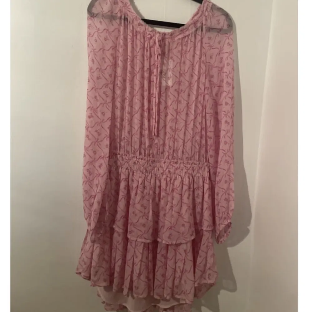 Rosa silkes klänning, storlek 34-36. Helt ny. Köpte i Sture gallerian för 5.600:-. Klänningar.