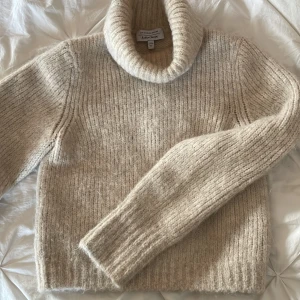 Stickad tröja  - Jättefin och skön stickad tröja från &other stories med hög krage, köpt för 699 Säljer då jag har två likadana och den bara tar plats, använd 2-3 gånger 