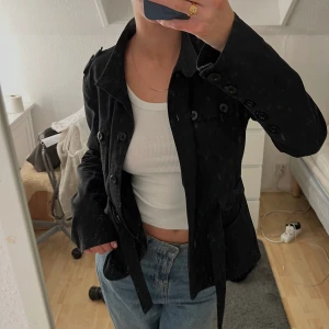 Jacka - Tunnare vårjacka ☀️mer trenchcoat liknande! Fraktkostnad tillkommer 