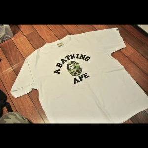 Äkta BAPE T-shirt - 100% Äkta T-shirt av märket BAPE i storlek XL. Köpte i BAPEs egna butik i New York för 1000 kronor. Knappt använd och i mycket gott skick