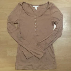 Farfars tröja - Köpt från h&m och som ny. Om du har frågor skriv privat. Köpare står för frakt.💓