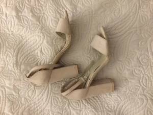 Nelly klackskor  - Använda ca 3 gånger, hög klack och beiga storlek 38 från Nelly. Pris kan självklart diskuteras 🤗