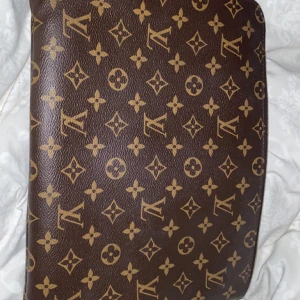 Louis vuitton datorfodral - Har ett fodral från lv som inte kommer till användning,dator passar perfekt där i.Enligt serie numret är väskan gjord i frankrike vecka 46 2020.Den är äkta men har tyvärr inga bevis på detta.Om fler bilder önskas är det bara att fråga.Modell ”etui voyage”