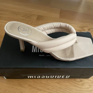 Nude klackskor - Beiga klackskor från Missguided i storlek 38. Endast testade, väldigt bekväma. Säljer då de ej kommer till användning