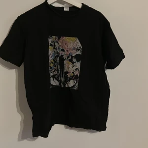 Tröja  - Rätt trashy tröja med mob psycho 100 tryck. Jag gillar den verkligen men men inte riktigt min stil längre
