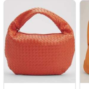 Väska från nakd, bottega liknande. Orange/röd. Knappt använd, fint skick och inget att anmärka på. Slut online.  Köparen står för frakten. 