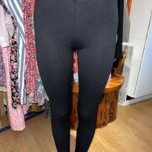 Hej! Jag säljer mina träningstights eller man kan säga tights också pga att jag inte gillade dom.