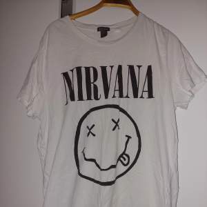 Nirvana t shirt från divided storlek Large, alldrig använd så ingen slitnad, PAKETET KAN SKICKAS
