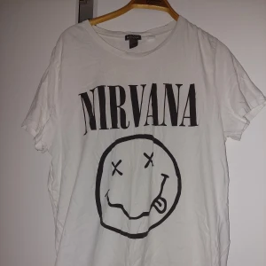 Nirvana t shirt - Nirvana t shirt från divided storlek Large, alldrig använd så ingen slitnad, PAKETET KAN SKICKAS