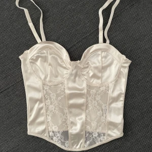 Topp - Linne/ topp i strl. S. Helt ny och aldrig använd. 