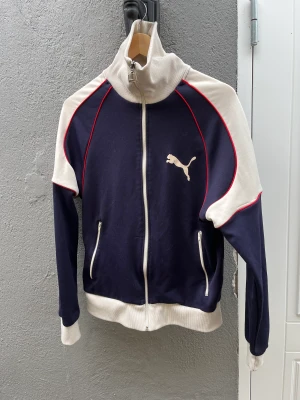 Puma tröja - En retro puma tröja. Det står att den är i L men den är gammal så den passar för S. Säljer den för 200 och köparen står för frakten. Skriv för fler bilder eller funderingar.