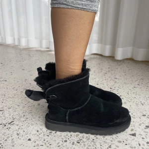 Svarta uggs - Storlek 38 de är i bra skick och ej kommit till andvändning så därför säljer vi dessa.