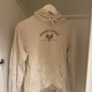 Vit hoodie - Vit hoodie från Cubus i strlk M. Sparsamt använd, som ny.