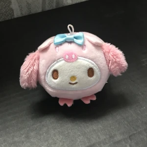 sanrio my melody plushie-hänge - jättesöt my melody klädd som gris plushie-hänge, köpt från kawaii store!