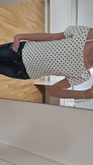 Fin T-shirt - Inga fläckar en gammal tröja men har bara andvänt 1 gång på grund av vintren.