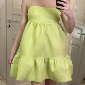 Grön klänning  - Grön klänning från asos i storlek 36. Använd ett fåtal gånger så i mycket bra skick. Säljer för 200 kr plus frakt. 💖