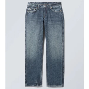 Lågmidjade jeans - Jeans från weekday i modellen arrow!! Så snygga men kommer inte till andvändning, bra skick🫶🫶skriv om ni har frågor eller funderingar!!