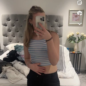 Sommarlinne! - Perfekt linne inför sommaren, funkar perfekt till linnebyxor eller kjolar. Knappt använd därav säljer jag.  Ny pris 89  Mitt pris 15  Köparen står för frakt