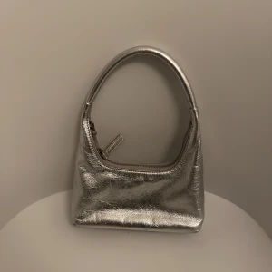 Marge sherwood väska - Säljer min favorit fest-väska! Så snygg och rymmer allt man behöver på fest. Köpte den på ssense i julas. Online kvitto finns ☺️  Nypris: 2500kr