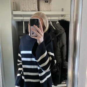 Randig stickad tröja - En jättefin randig stickad tröja från Gina tricot! Jätte varm och skön, kontakta vid intresse!!!