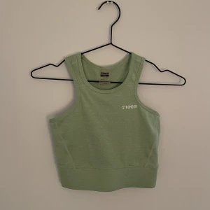 Tränings linne - Snyggt tränings linne från stronger. Använt väldigt få antal gånger pgr av att den inte kommit till användning! Tryck inte på köp, utan kontakt mig först!😍Nypris: 400kr och säljer för 120kr