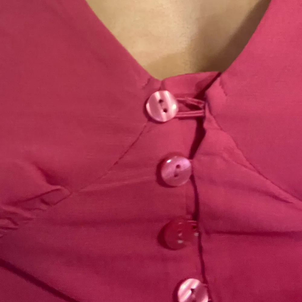 Säljer denna rosa blusen eftersom att jag ej använder den längre. (Bandet för knappen längst uppe har töjt sig lite)   Skriv gärna om ni vill ha fler bilder eller har fler frågor💓. Blusar.