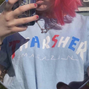 thrasher t-shirt - thrasher knock off tisha i en supersöt ljusblå färg, äkta och i jättebra skick!