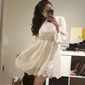 Vit spetsklänning - Säljer denna vita spetsklänningen från Zara eftersom att jag ej använder den längre. (Ska användas med underklänning)   Skriv gärna om ni har några frågor💓💓