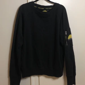 Acqua limone svart sweatshirt  - En svart Acqua limone svart tröja i storlek S 