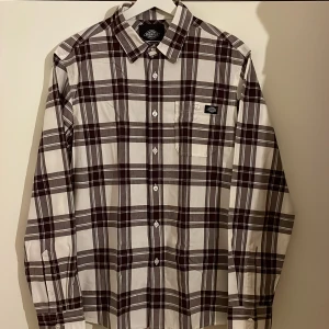 Dickies skjorta - Dickies skjorta. 100% bomull. Regular fit. Strl M. Använd ett fåtal gånger.