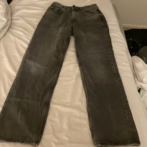 Grå stilrena jeans  - Säljer dessa jeans då de är förstora använt de två gånger. Kontakta gärna för fler bilder