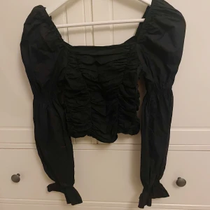 Supersnygg festtopp  - Supersnygg festtopp med puffärmar i mycket bra skick!! Den är i xxs💕