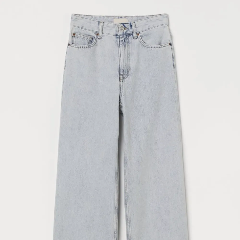 Fina jeans som tyvärr blivit för små. . Jeans & Byxor.