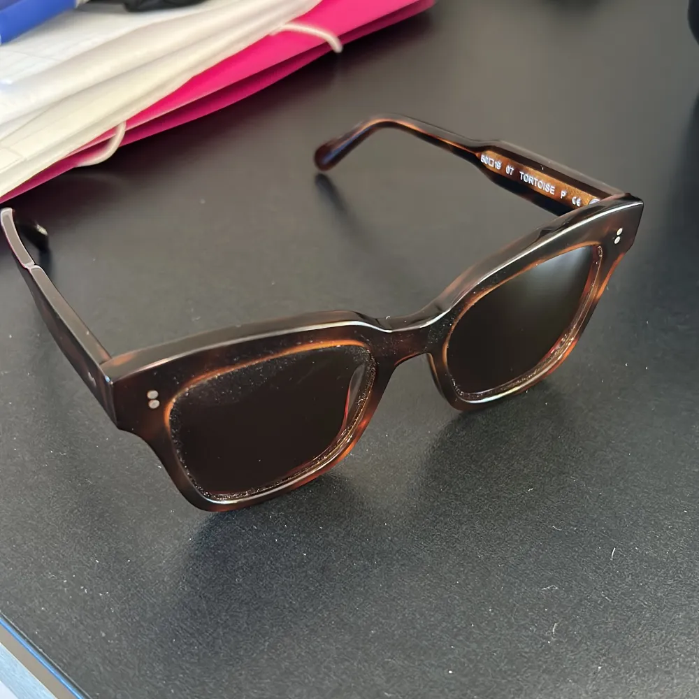 Säljer dessa chimi solglasögon då de ej kommit till användning🫶🏼 Nypris 1100kr mitt pris 700kr!  Köparen står för frakten ‼️. Övrigt.