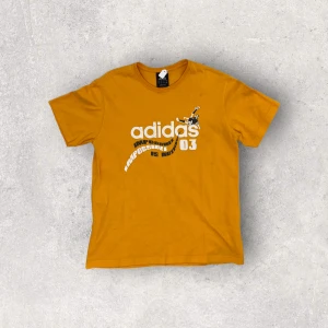 Adidas Tee - 00’s - PTP: 48 cm, length: 63 cm. If you are interested in the item please DM first. 