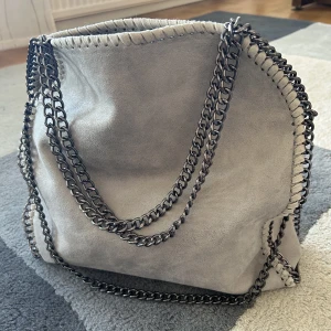 Kedjeväska - Säljer nu denna eftertraktade och supersnygga väskan med kedja. Väldigt lite använd!💞Måtten är 38x42! Supersnygg att ha till skolan men även till vardags!Passar till allt!💞💞KOLLA IN MIN PROFIL, SÄLJER MYCKET BRA GREJER!💞💞