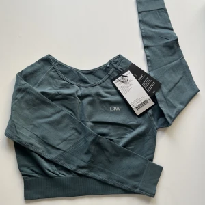 Träningströja Icaniwill ”Jungle green” - Säljer denna träningströja i färgen ”Jungle green” (oanvänd med etikett) från Icaniwill. Storlek M, går att köpas tillsammans med leggingsen🤍