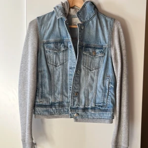 Jeansjacka  - Super fin och trendig jeansjacka från American Eagle. Storlek S men kan även passa XS. Priset går att diskutera 🥰🫶🏼❤️