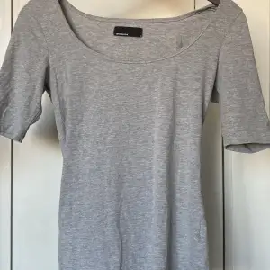 En grå t-shirt från vero Moda 
