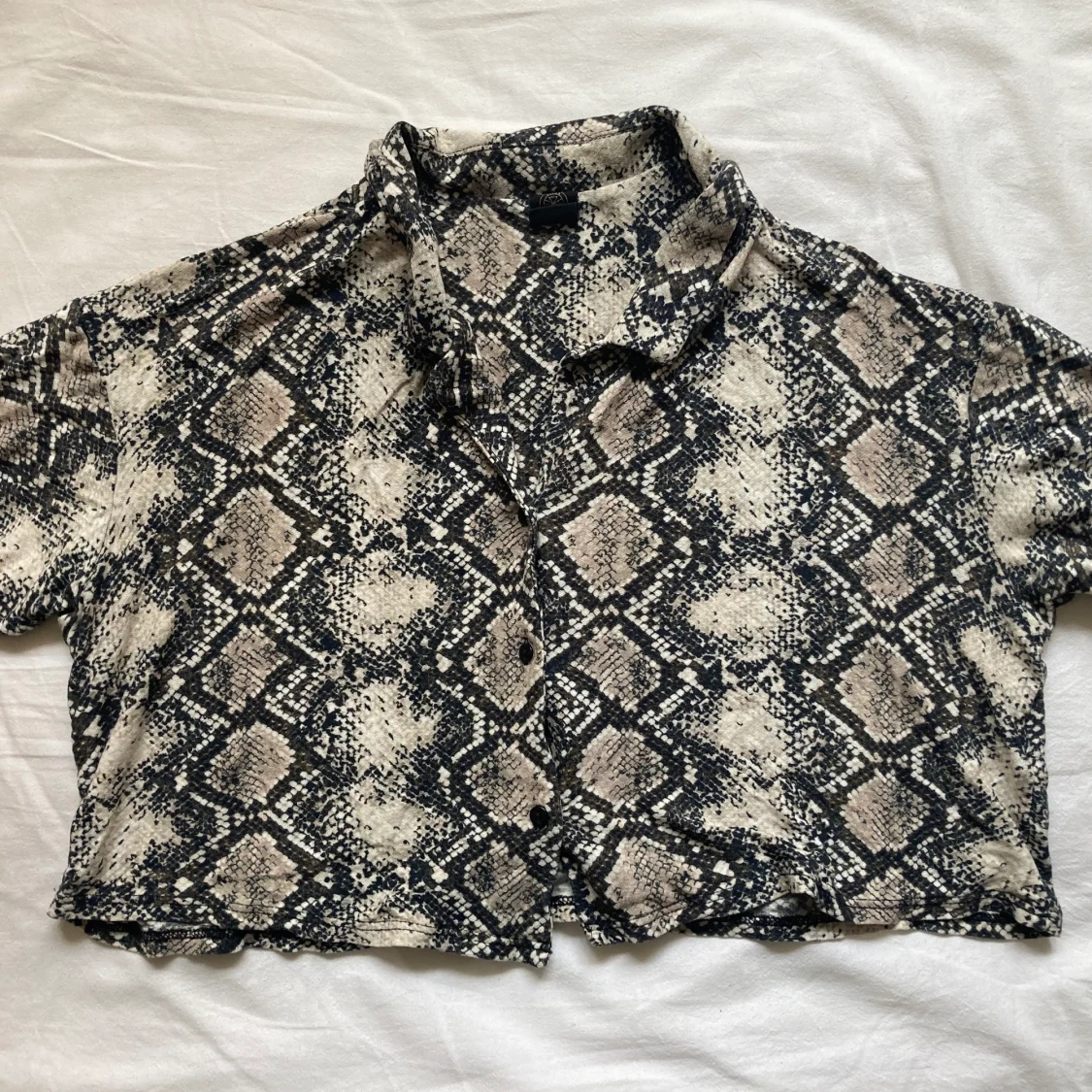 Ormskinnsmönstrad topp från Urban outfitters