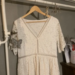 Klänning  - Sommarklänning perfekt för stundent eller skolavslutning!  Stor i storlek o sitter lite för stort på mig som vanligtvis har M.  Går strax under knäna på mig som är 163.  I fint skick, endast brukad vid 2 tillfälle🥰